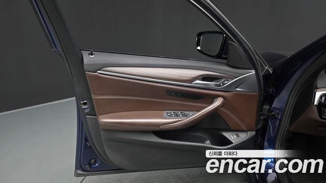BMW 5-Series 2017 — photo 14