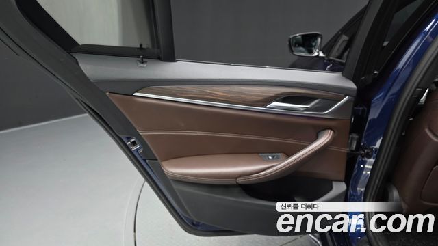 BMW 5-Series 2017 — photo 15