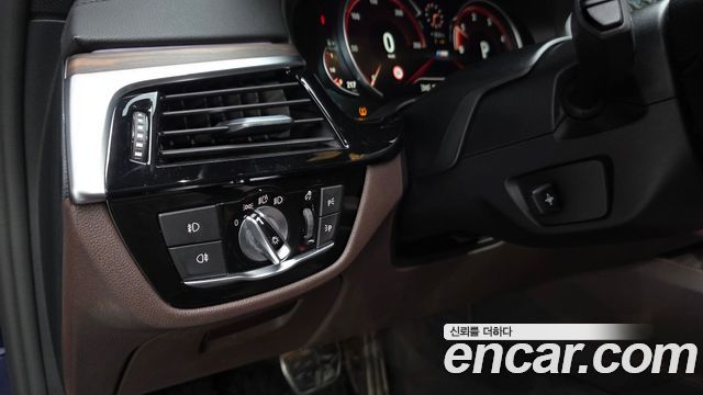 BMW 5-Series 2017 — photo 29