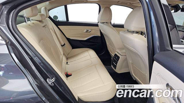 BMW 3-Series 2019 — photo 18