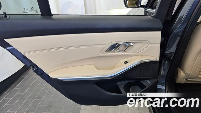 BMW 3-Series 2019 — photo 15