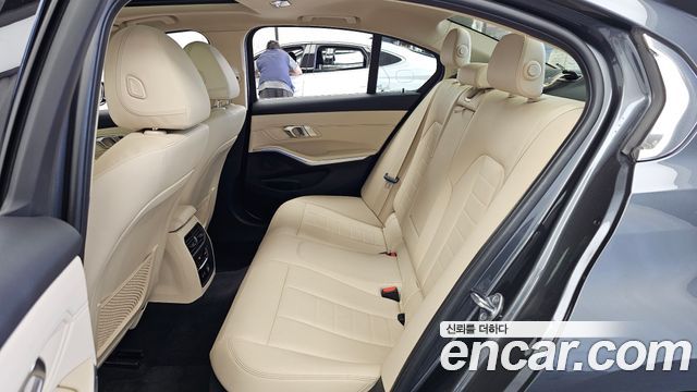 BMW 3-Series 2019 — photo 16
