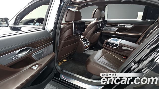 BMW 7-Series 2016 — photo 10