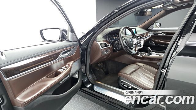 BMW 7-Series 2016 — photo 11