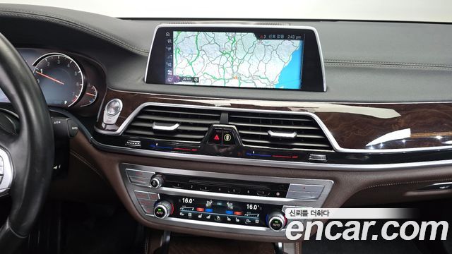 BMW 7-Series 2016 — photo 14