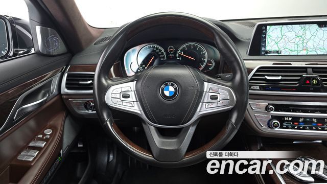 BMW 7-Series 2016 — photo 18