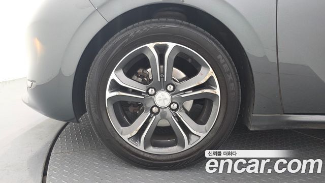Peugeot 208 2014 — photo 5