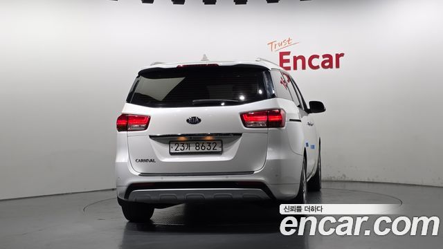 Kia Canival 2015 — photo 4