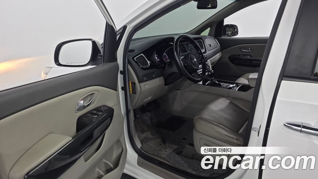 Kia Canival 2015 — photo 10