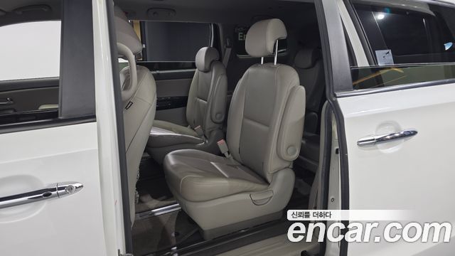 Kia Canival 2015 — photo 11