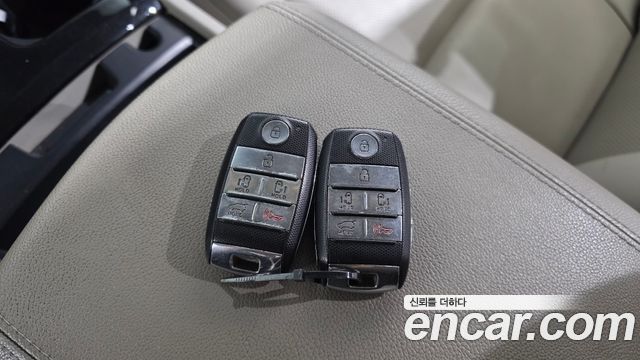 Kia Canival 2015 — photo 18