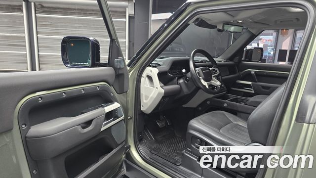 Land Rover Defender 2022 — photo 13