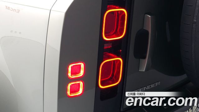 Land Rover Defender 2022 — photo 9