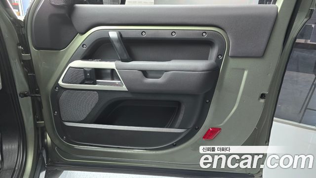 Land Rover Defender 2022 — photo 14