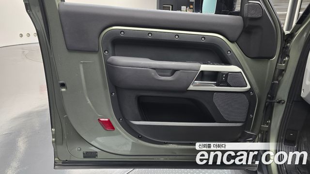 Land Rover Defender 2022 — photo 15