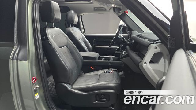 Land Rover Defender 2022 — photo 16
