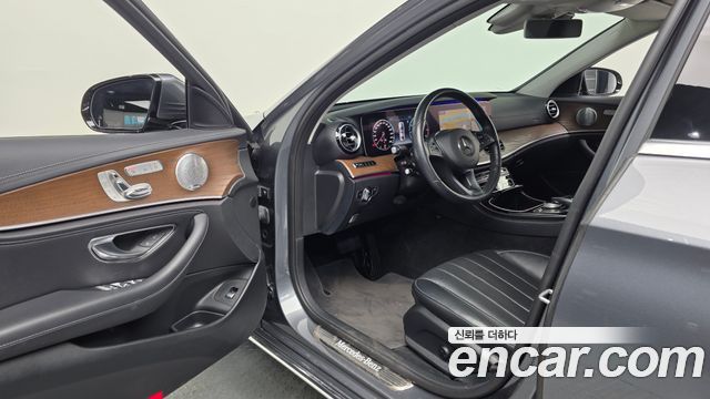 Mercedes-Benz E-Class 2018 — photo 10