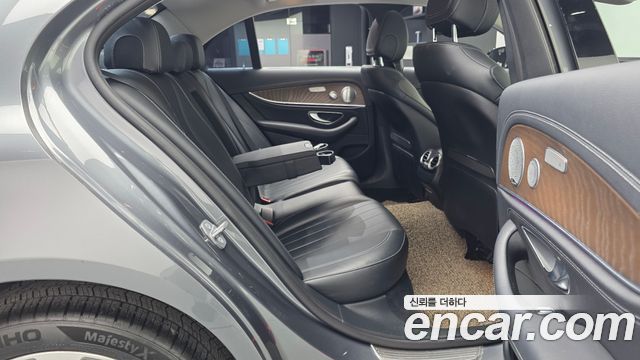 Mercedes-Benz E-Class 2018 — photo 12