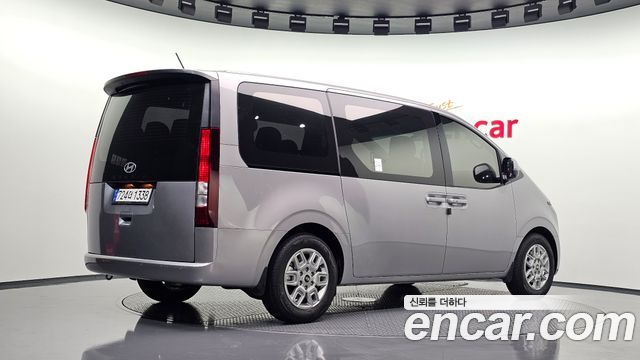 Hyundai Staria 2025 — photo 2