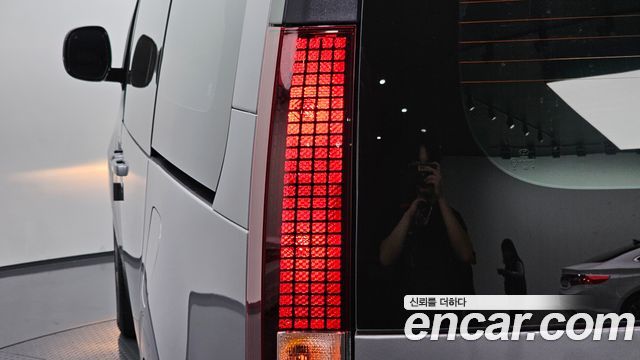 Hyundai Staria 2025 — photo 9
