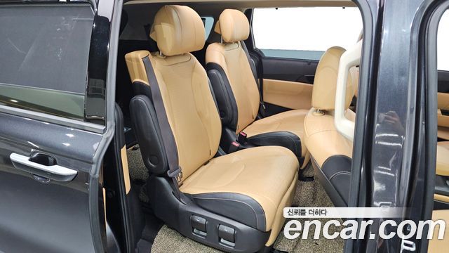 Kia Canival 2021 — photo 18