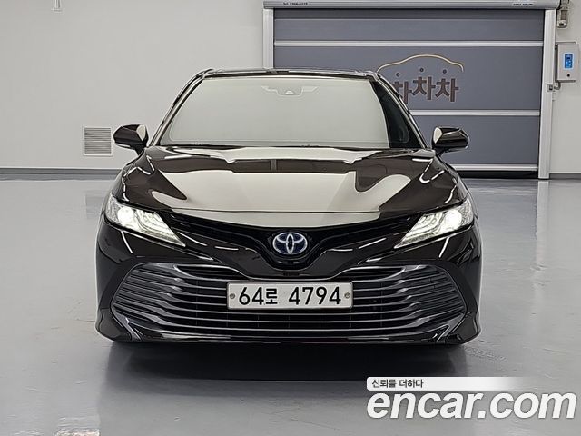 Toyota Camry 2019 — photo 2