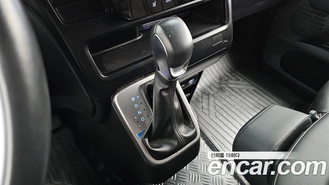 Hyundai Staria 2025 — photo 12