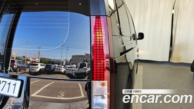 Hyundai Staria 2025 — photo 9