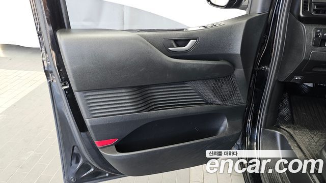 Hyundai Staria 2025 — photo 14