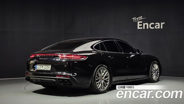 Porsche Panamera 2018 — photo 2