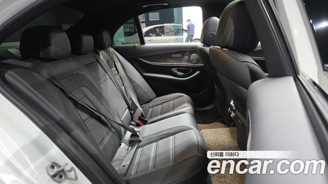 Mercedes-Benz E-Class 2023 — photo 17