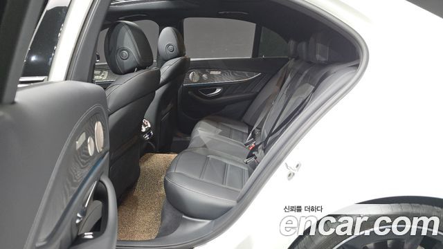 Mercedes-Benz E-Class 2023 — photo 18