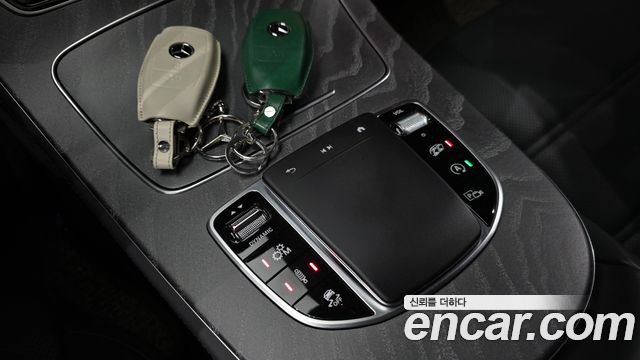 Mercedes-Benz E-Class 2023 — photo 24