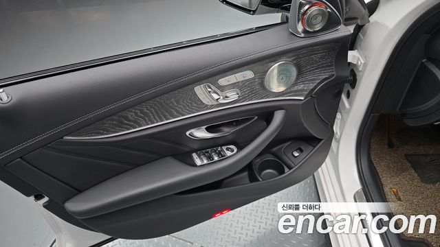 Mercedes-Benz E-Class 2023 — photo 14