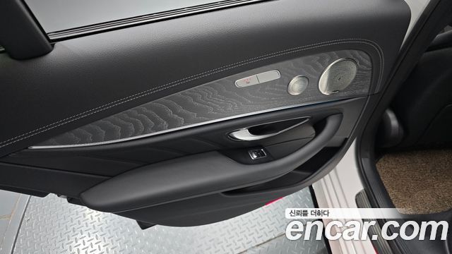 Mercedes-Benz E-Class 2023 — photo 15