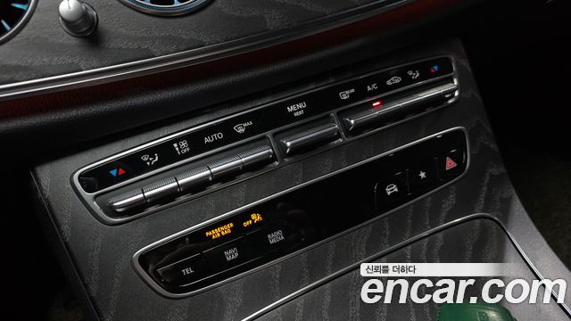 Mercedes-Benz E-Class 2023 — photo 28