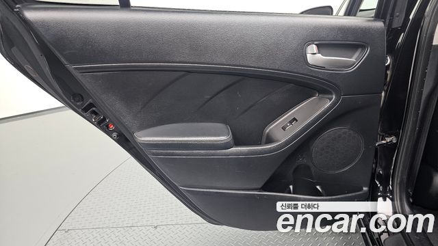 Kia K3 2015 — photo 15