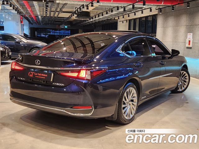 Lexus ES 2021 — photo 2
