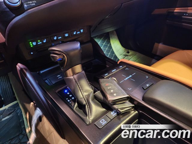 Lexus ES 2021 — photo 8
