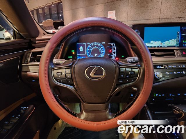 Lexus ES 2021 — photo 11