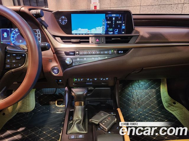 Lexus ES 2021 — photo 13