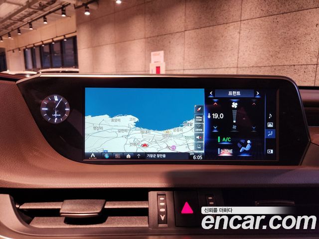 Lexus ES 2021 — photo 14
