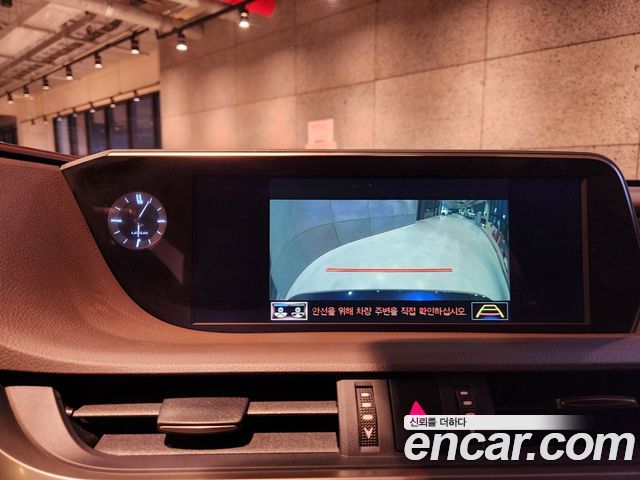 Lexus ES 2021 — photo 15