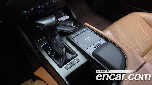Lexus ES 2021 — photo 9