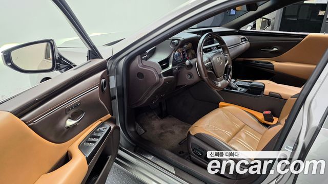 Lexus ES 2021 — photo 10