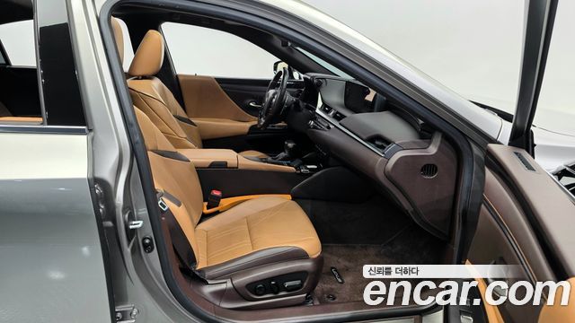 Lexus ES 2021 — photo 11