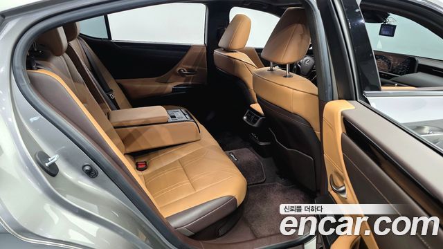 Lexus ES 2021 — photo 12