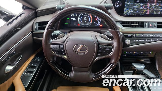 Lexus ES 2021 — photo 13