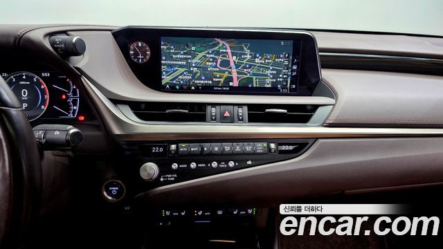 Lexus ES 2021 — photo 15