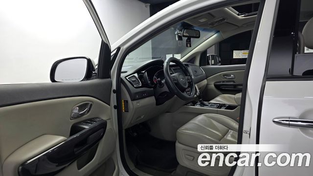 Kia Canival 2015 — photo 13